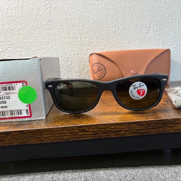 Ray-Ban New Wayfarer polarized sunglasses (RB2132). Matte black/green - Picture 2 of 11